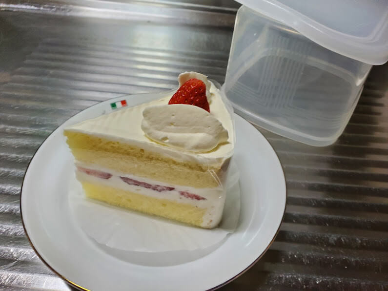 ケーキを冷蔵庫で 美味しいまま保存する 方法 箱は使わないでok ヨムーノ