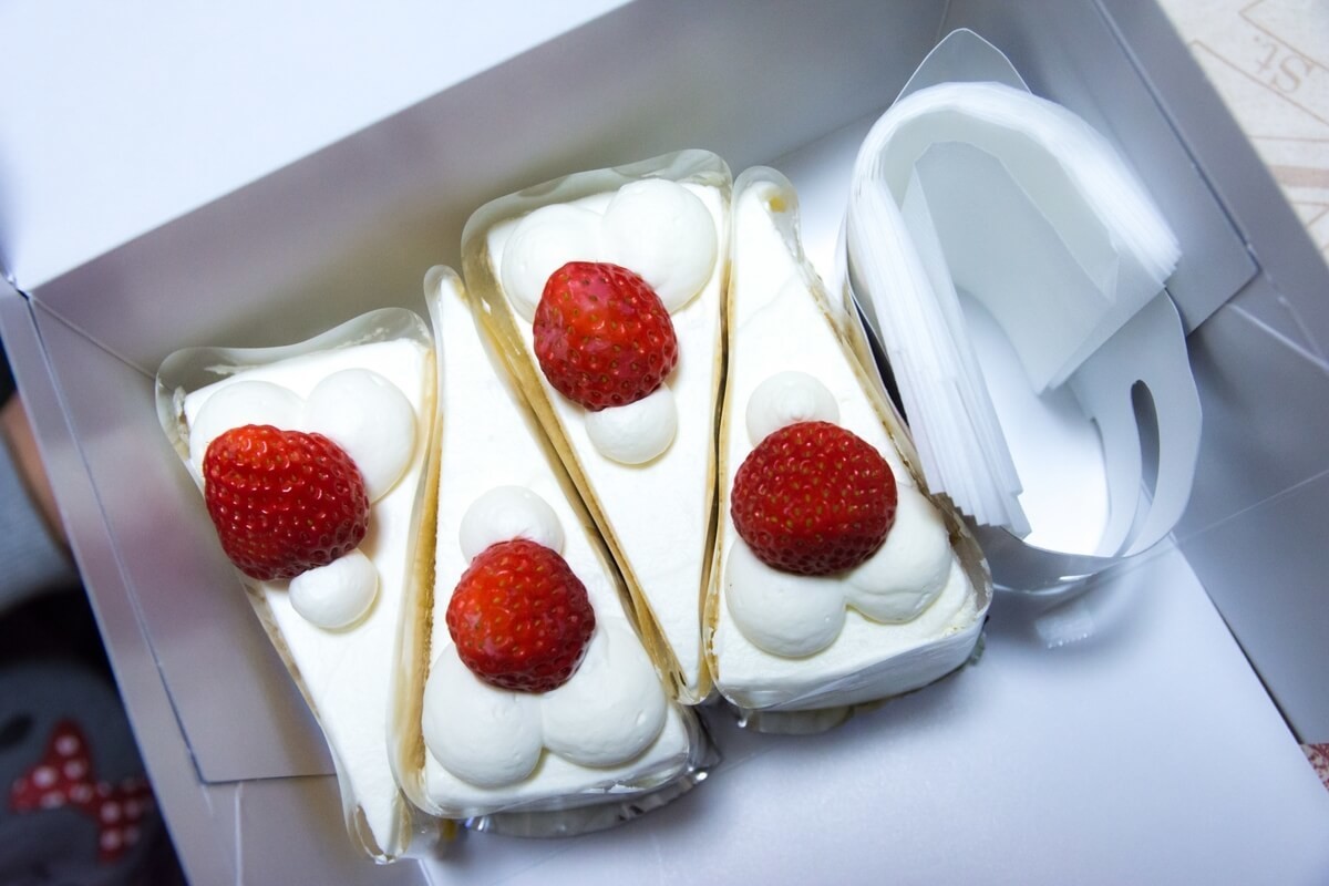 ケーキを冷蔵庫で 美味しいまま保存する 方法 箱は使わないでok ヨムーノ