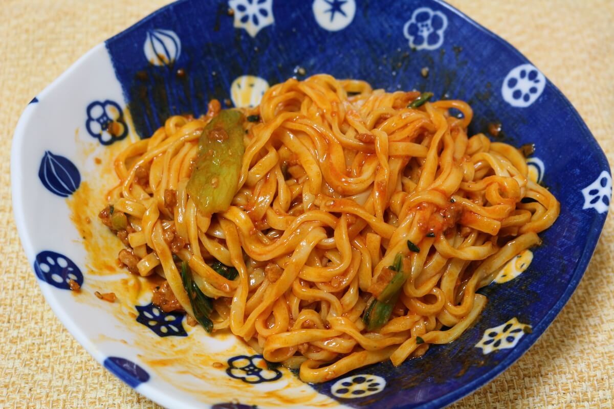 Tbsジョブチューンも注目 ファミリーマート冷凍食品 汁なし担々麺 を食べてみた ヨムーノ