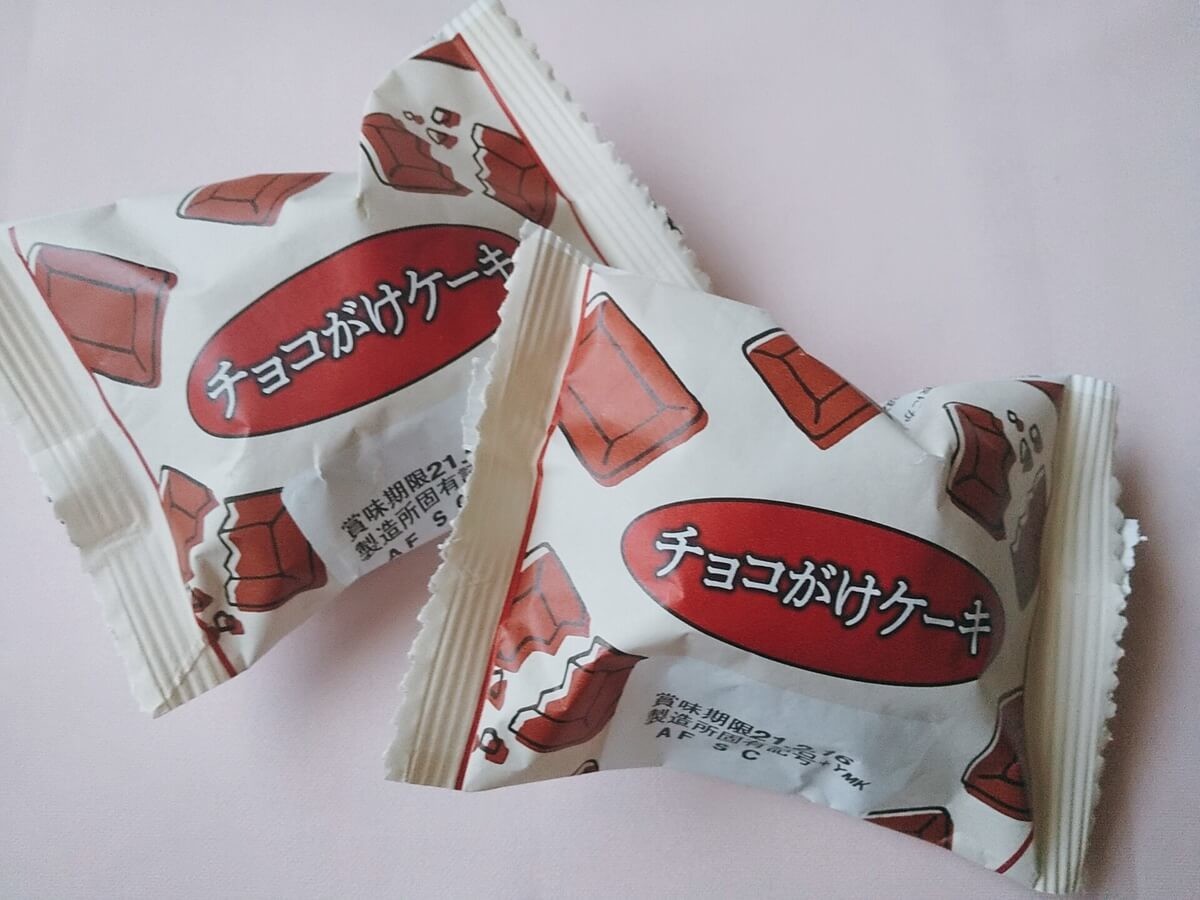 ダイソー「チョコがけケーキ」は2個100円と神コスパ！おすすめチョコレート菓子3選 | ヨムーノ