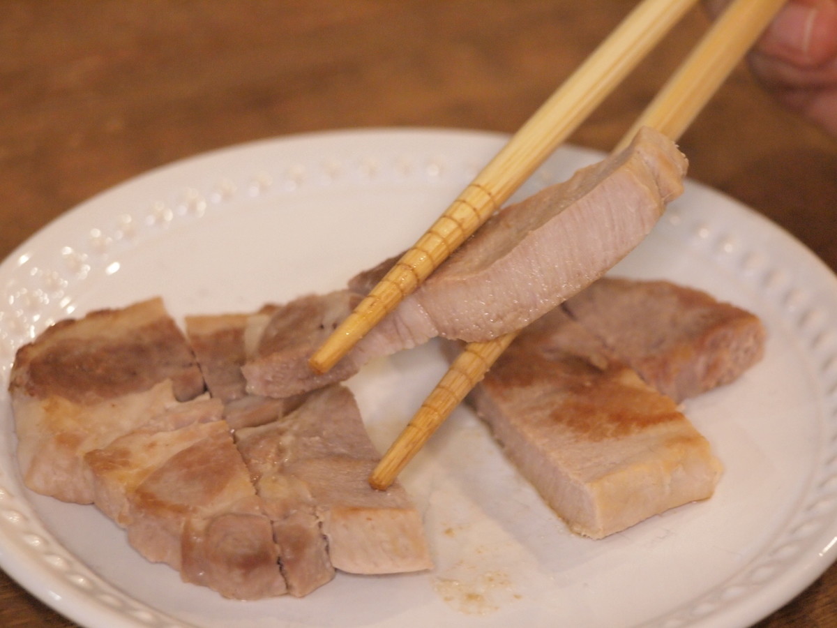 冷凍豚肉 ステーキ の焼き方 解凍せずフライパンで絶品 ヨムーノ