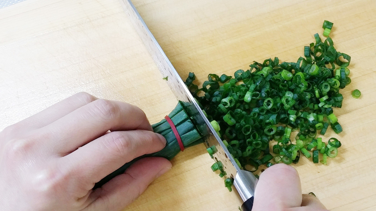 ネギの簡単な みじん切り テクでもう散らばらない ヨムーノ