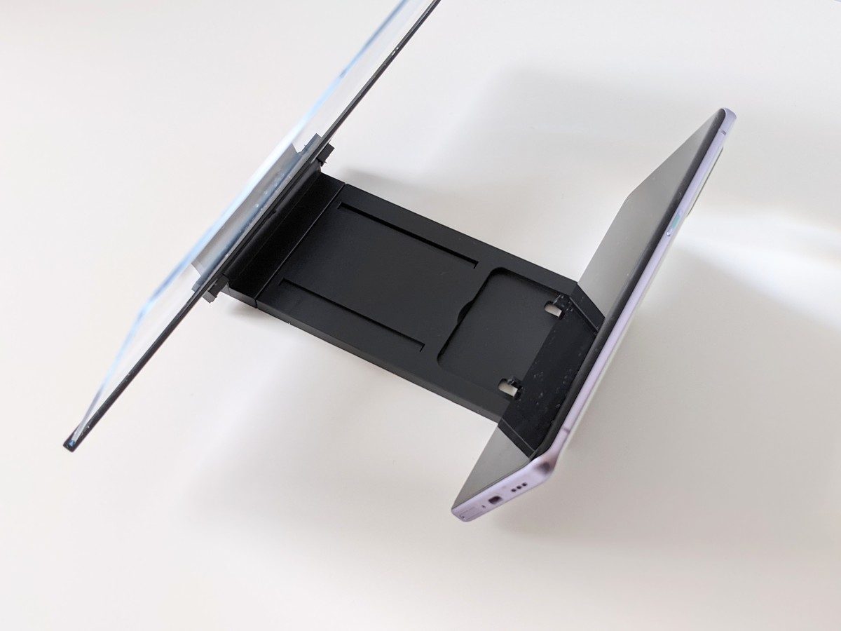 スリーコインズ スマホスクリーンアンプ が想像以上に使える スマホ画面が大きく見れる ヨムーノ スリーコインズ スマホスクリーンアンプ が想像以上に使える スマホ画面が大きく見れる ヨムーノ