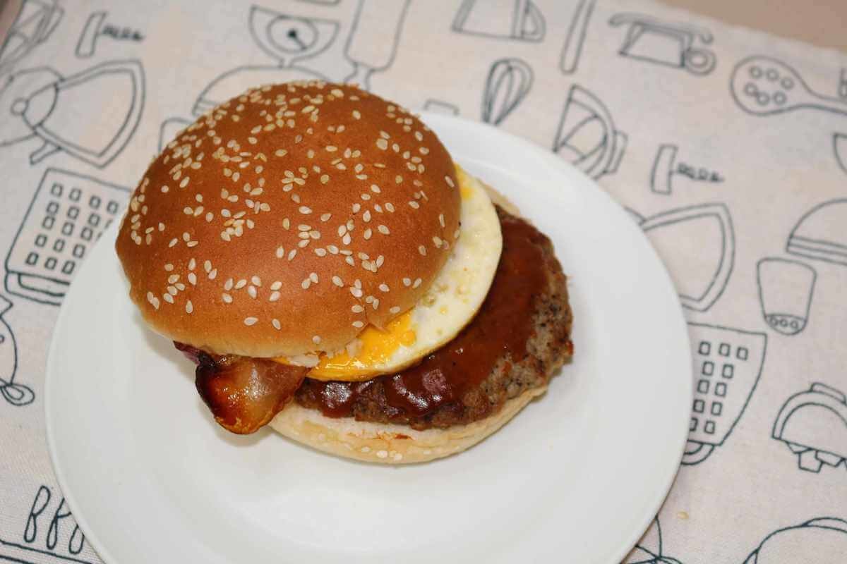これは見た目から肉肉しい セブンイレブンおすすめハンバーガー4選 ヨムーノ