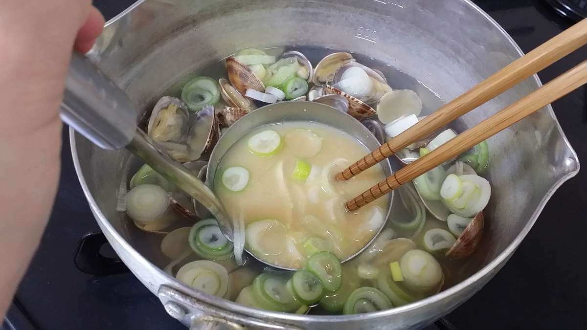 天才 味噌汁の味噌を秒で溶かす 汚れたカレー鍋が即キレイ 全日本人に教えたい裏ワザ2選 ヨムーノ