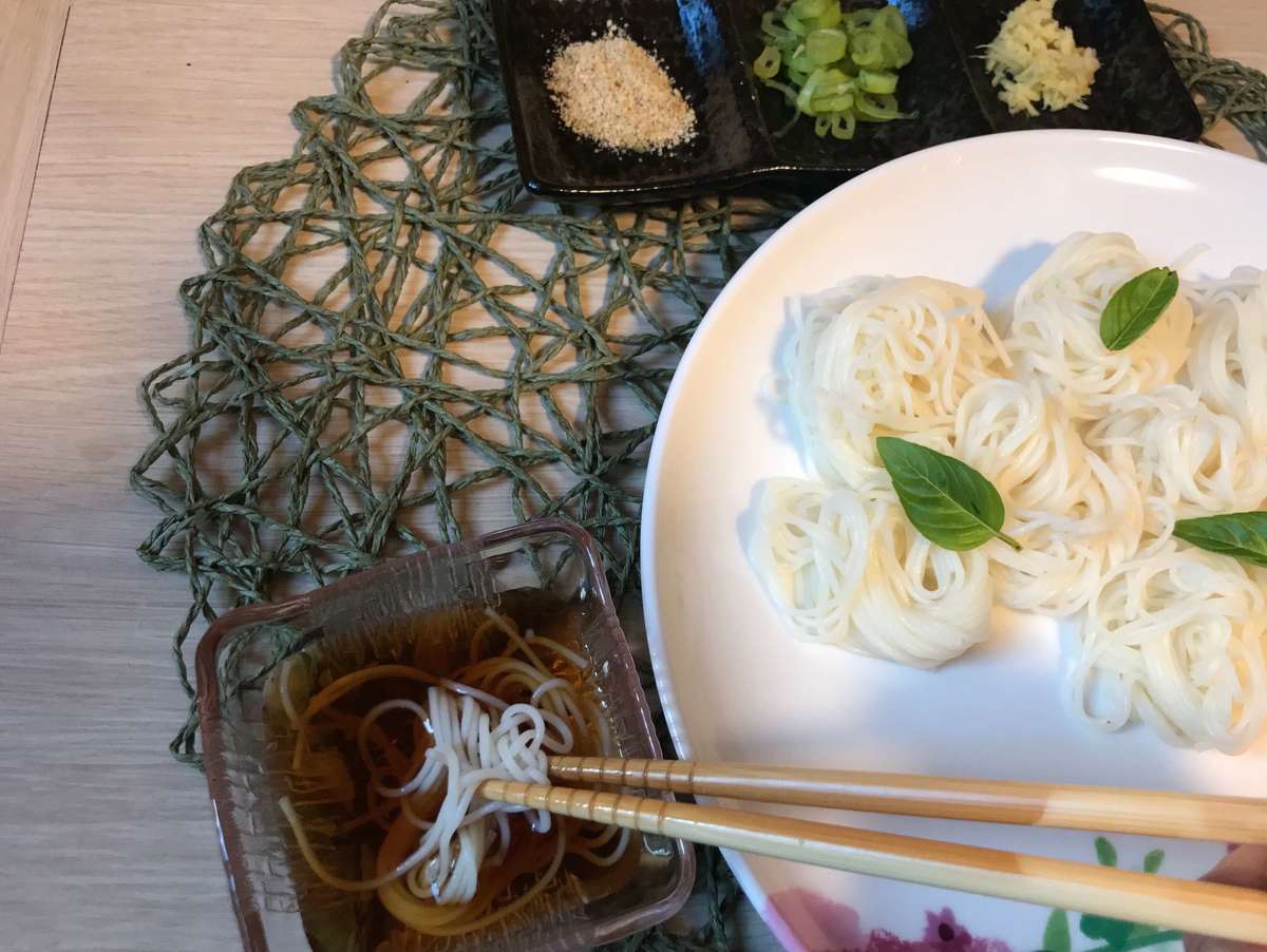 すぐ氷水でしめちゃダメ 市販の冷やしうどん そうめん を名店級にパワーアップする裏ワザ2選 ヨムーノ すぐ氷水でしめちゃダメ 市販の冷やしうどん そうめん を名店級にパワーアップする裏ワザ2選 ヨムーノ