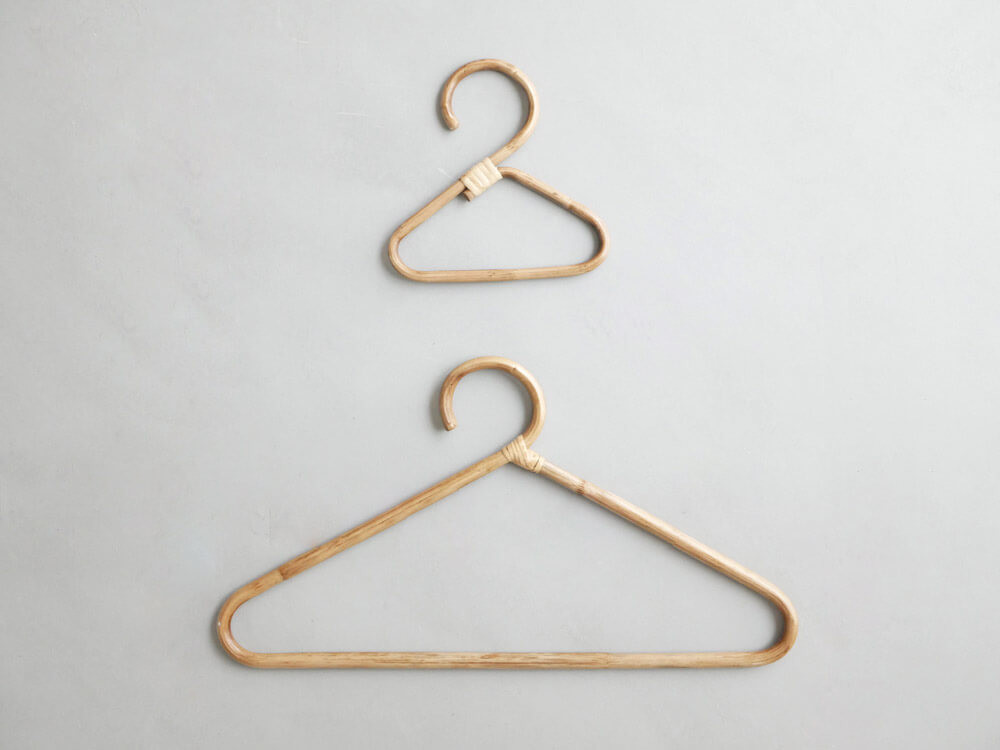 やっぱりハンガーは100均でもニトリでもない 天然素材のナチュラル質感 ラタンハンガー ヨムーノ