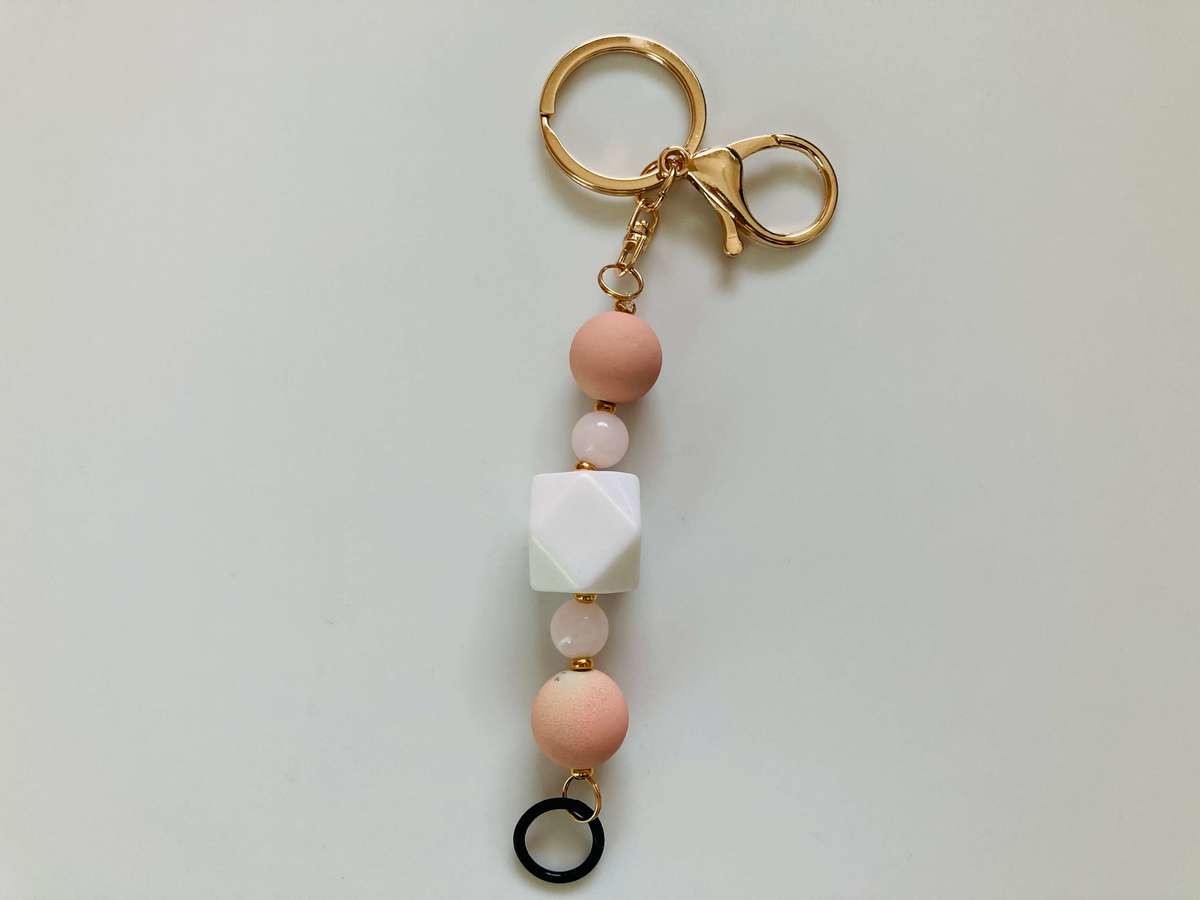 おしゃれ度maxな キャンドゥ 携帯ボトル用キーホルダー 取り付けカンタンでバッグも高見え ヨムーノ