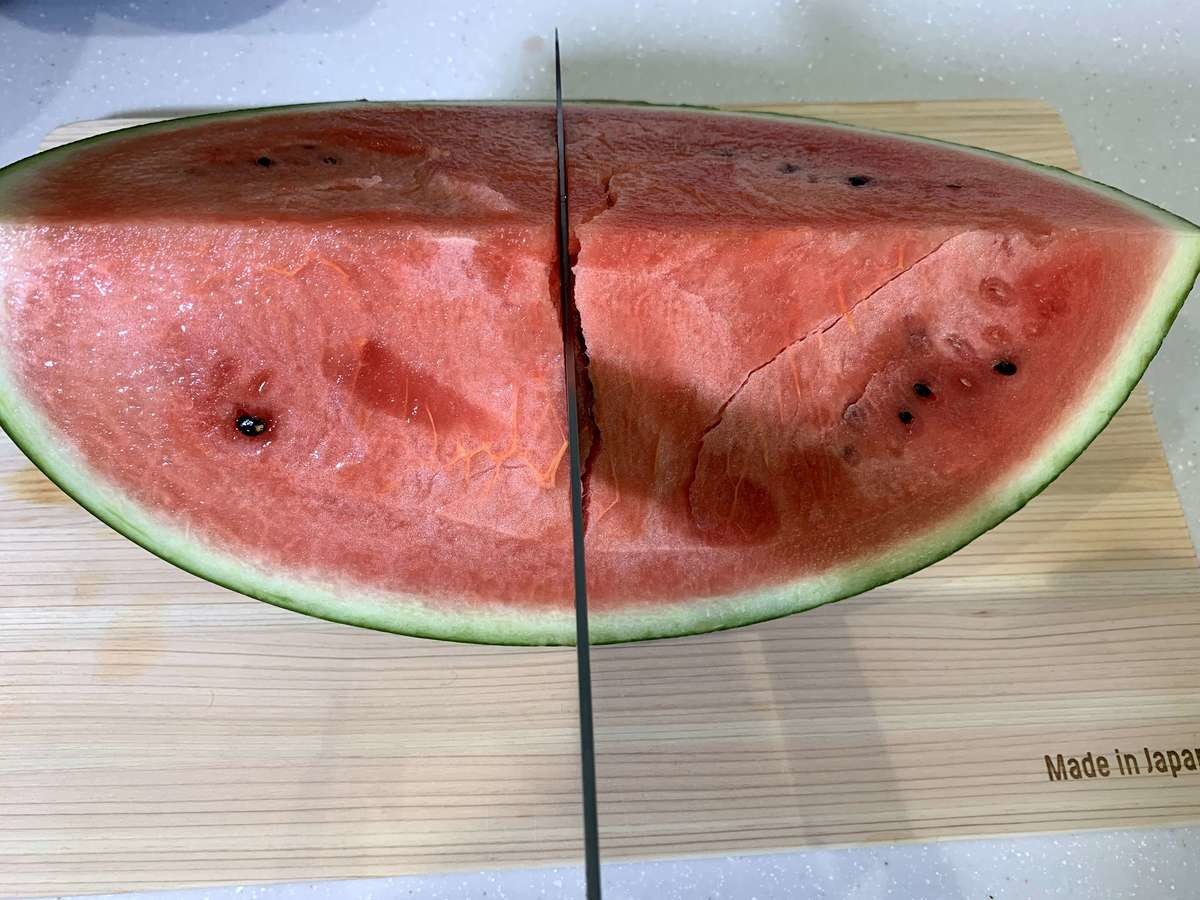 ウソ 今まで間違ってた スイカが激ウマ 切り方の神裏ワザ3選 どこを食べても甘 い ヨムーノ