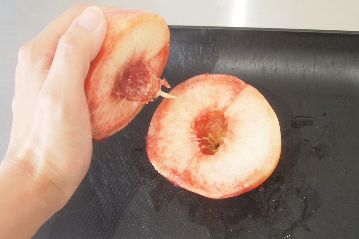 手がベタベタしない 桃を簡単にむく裏ワザ スーパーの青果部 直伝 ムダ一切なし ヨムーノ