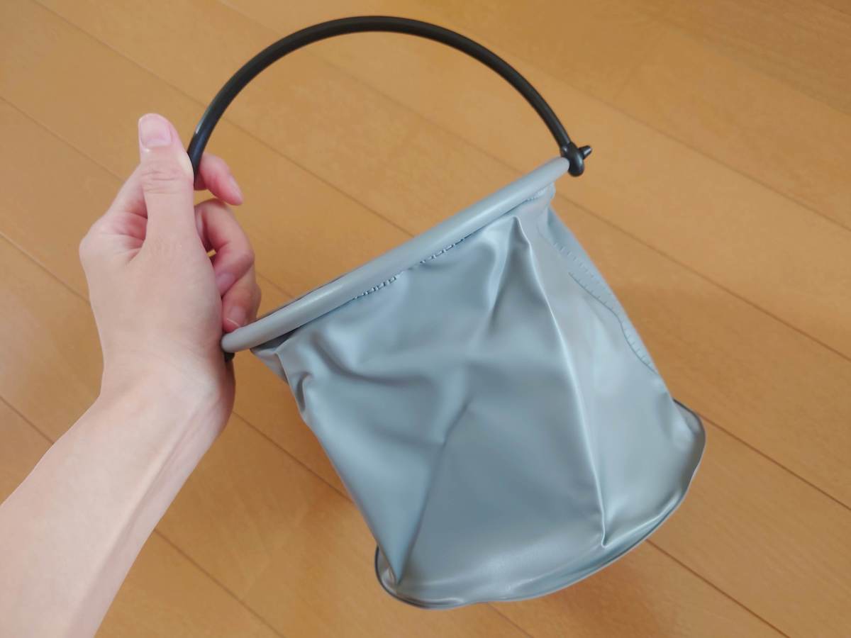 4軒回ってやっと買えた ダイソー人気 品切れ続き 折りたたみバケツ 激似スリコ セリアと比べてみた ヨムーノ