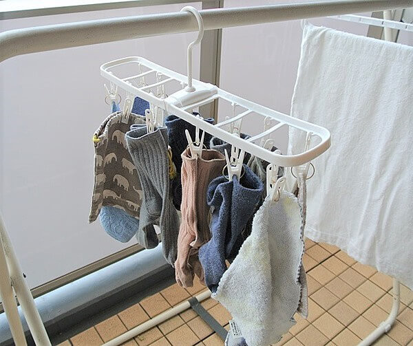 ダイソーとキャンドゥの合わせ技 洗濯ハンガーは スライド 折り畳み で家事はストレスフリーの時代へ ヨムーノ