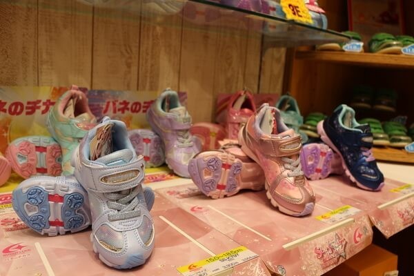子供靴の選び方 小学生が運動会で速く走れる靴からおすすめの上履き選びまで ヨムーノ