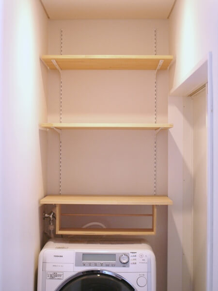 洗濯機上の収納棚をdiy 細かい高さ調整が自在で使いやすいのがポイントです ヨムーノ