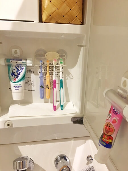 洗面台の鏡裏の歯磨き収納
