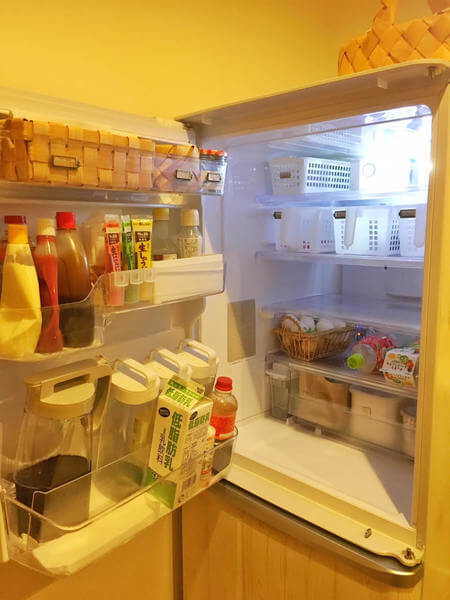 扉を開けた冷蔵庫