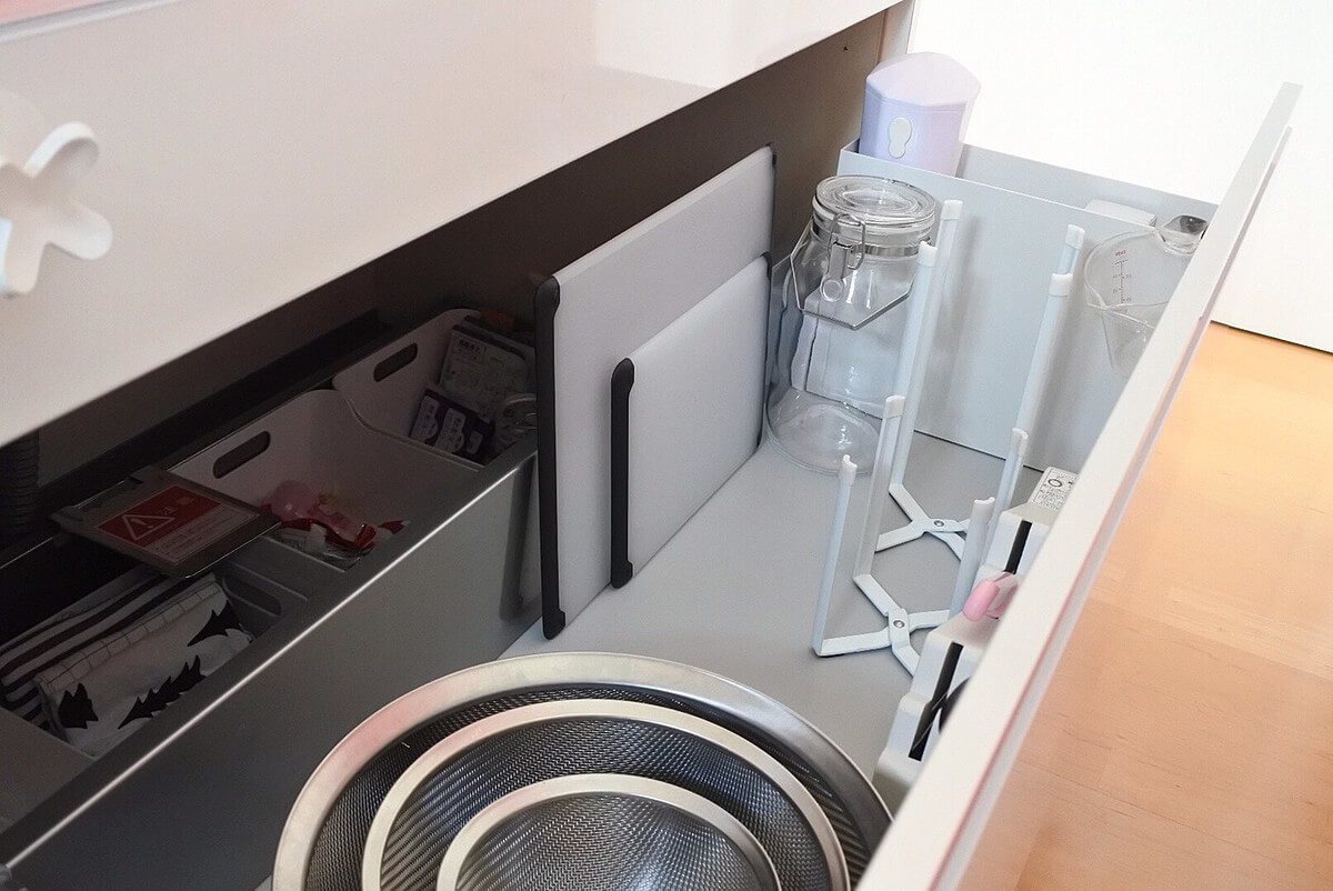 食洗機を水切りカゴ扱いは常識 少数精鋭グッズで効率よく 物が少ないキッチンの作り方 ヨムーノ