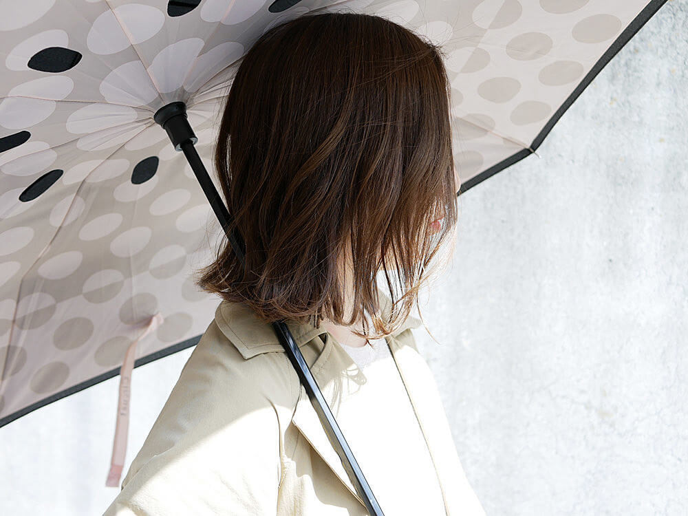 車の乗り降りで大活躍 濡れた面が内側になる画期的な 傘 が静かなブーム ヨムーノ
