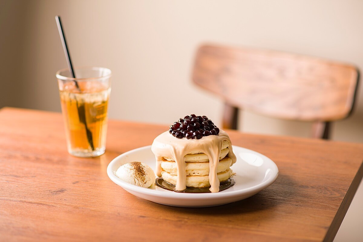 タピオカウェーブに乗り遅れるな 大人気ハワイアンカフェの タピオカパンケーキ 販売期間延長 ヨムーノ