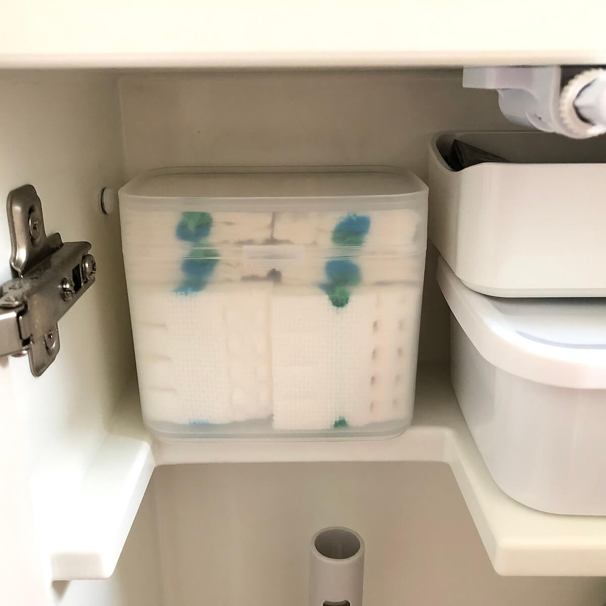 いびつなトイレ収納に セリア フタ付きケースがシンデレラフィット 極小スペースの最大活用法 ヨムーノ