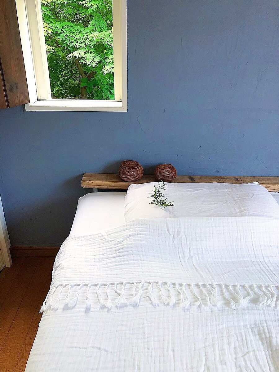 味気ない寝室をビフォーアフター 漆喰壁はメリットでしかない ヨムーノ