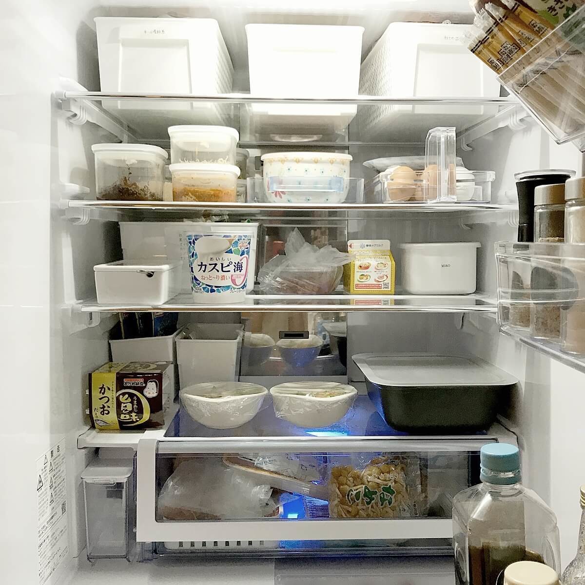 冷蔵庫の中はダイソーとIKEAで整理整頓！非ミニマリストが冷蔵庫買い替えと一緒に実践した収納アイデア | ヨムーノ