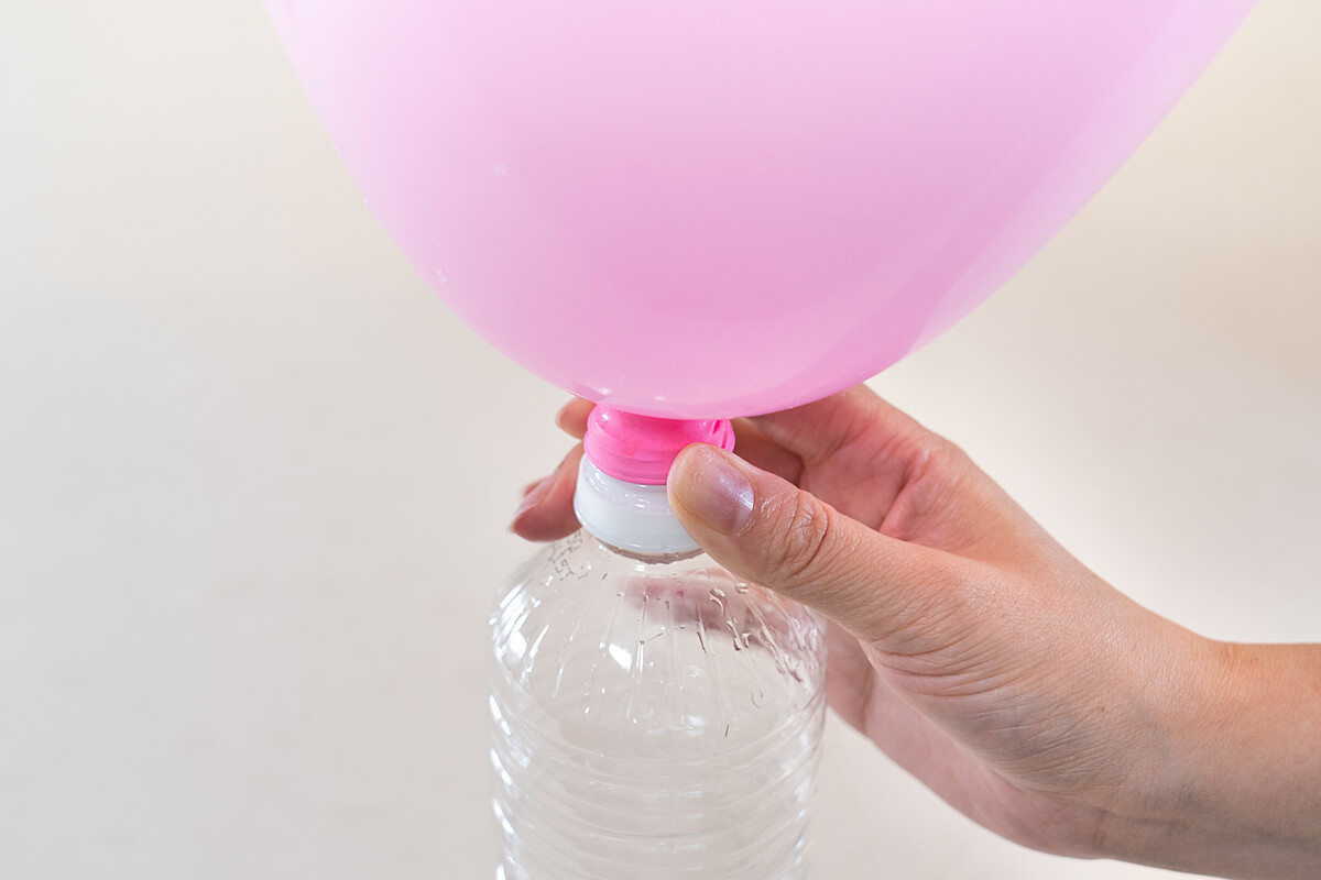 おすすめ自由研究 ペットボトルで風船が膨らむ 重曹とお酢の化学反応がスゴイ
