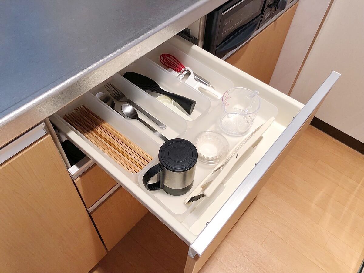 食器棚の無いキッチン収納アイデア！高さとサイズ可変ラックを有効活用 | ヨムーノ