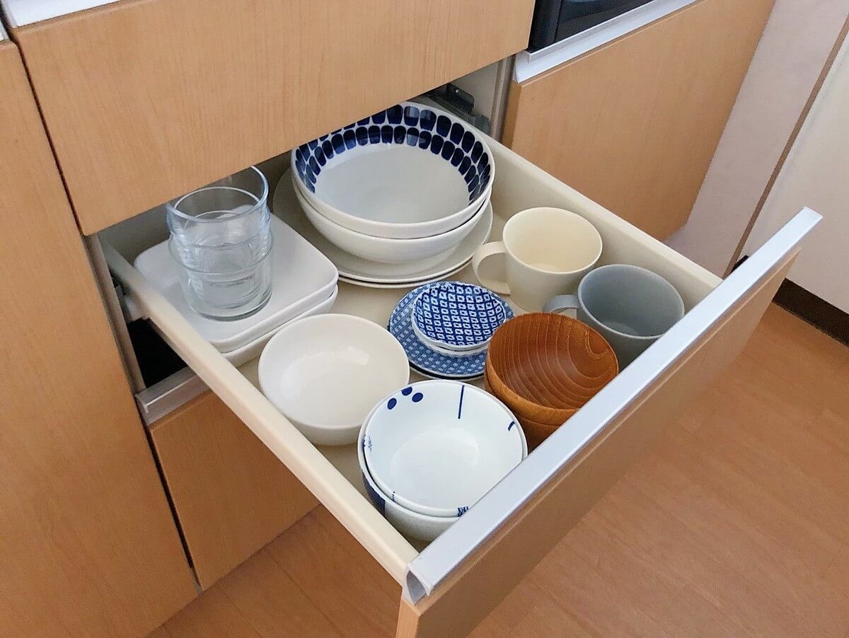 食器棚の無いキッチン収納アイデア 高さとサイズ可変ラックを有効活用 ヨムーノ