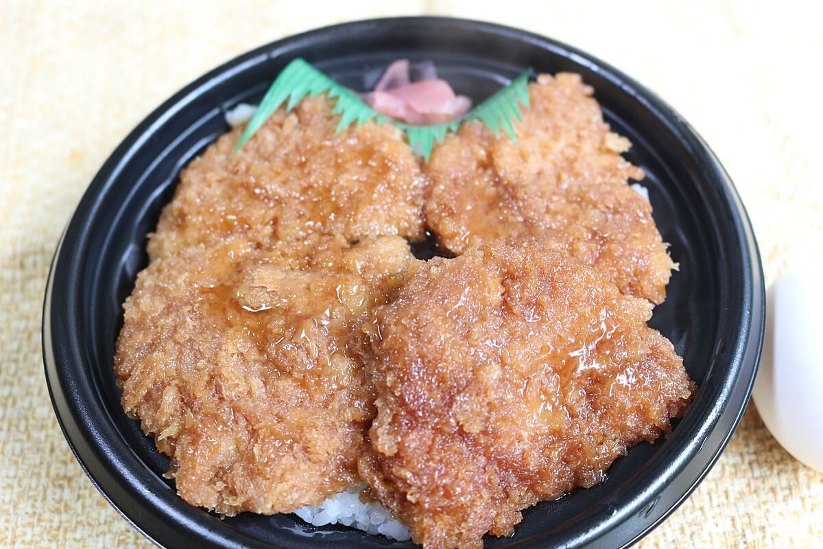 ローソンさんもびっくり 新潟県名物 タレかつ丼 に背徳の 半熟たまご トッピングしても旨い ヨムーノ