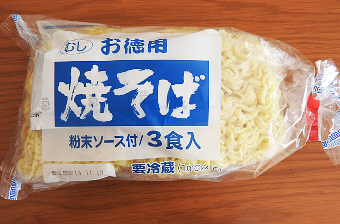 業務スーパー「1袋19円焼きそば」ではなくソース付き「3袋85円」を実食！ | ヨムーノ