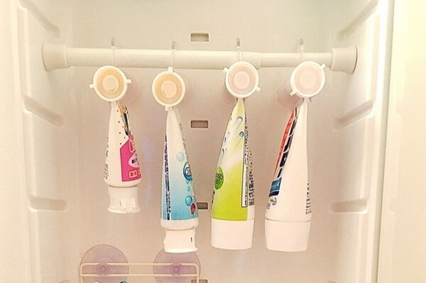 100均グッズで変わる 洗面台 鏡裏に歯ブラシ 歯磨き粉を 吊るす収納 ヨムーノ