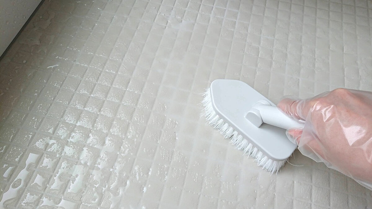 お風呂の床の黒ずみ掃除は 重曹 をつけてこするだけ 綺麗が続く簡単なコツ ヨムーノ