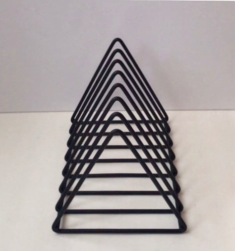 ダイソー ブックスタンド 三角型 はキッチンで食器収納にも使える ヨムーノ
