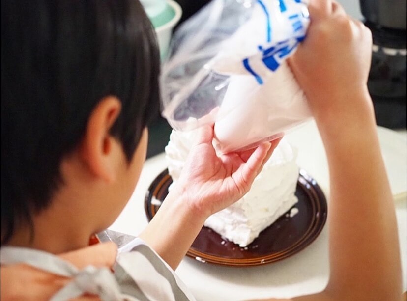 業務スーパーで激安のアレを土台に 約0円で超簡単 ホールケーキ が完成 ヨムーノ