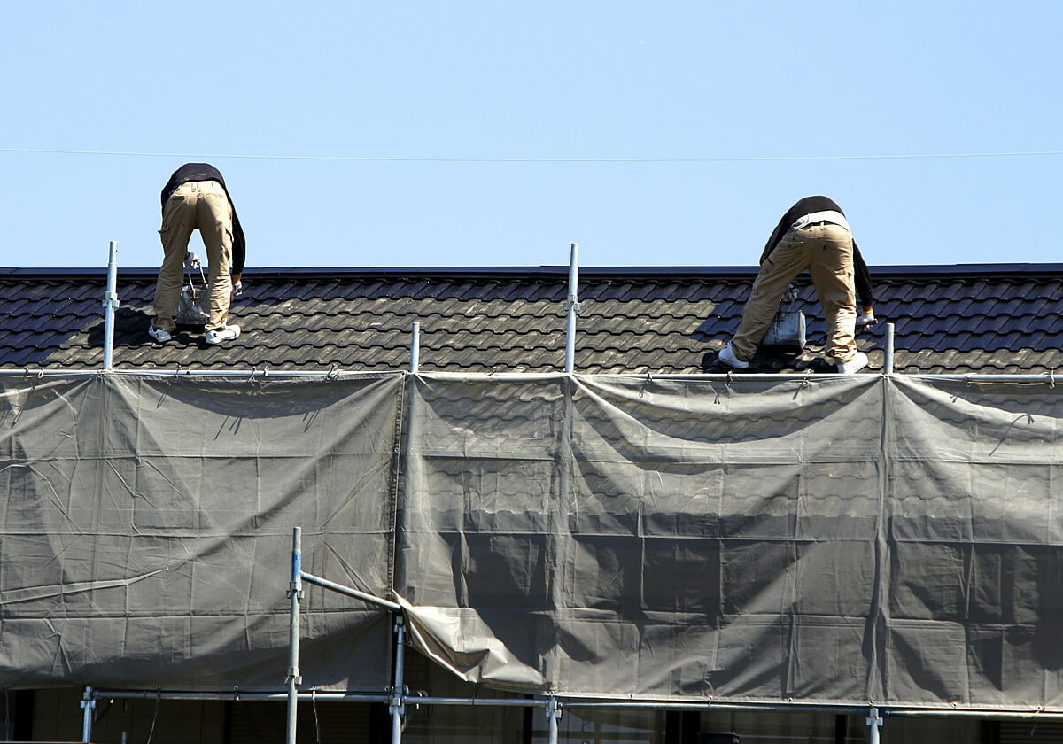 屋根塗装の費用相場 単価はどのくらい 安く抑えるコツを解説