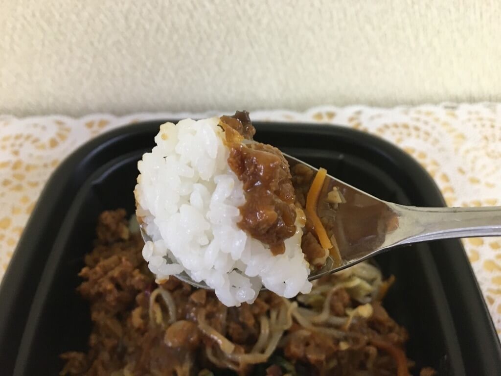 ヘルシーなのにボリュームが半端ない ファミマ まるで汁なし担々麺 が肉を使っていない件 ヨムーノ