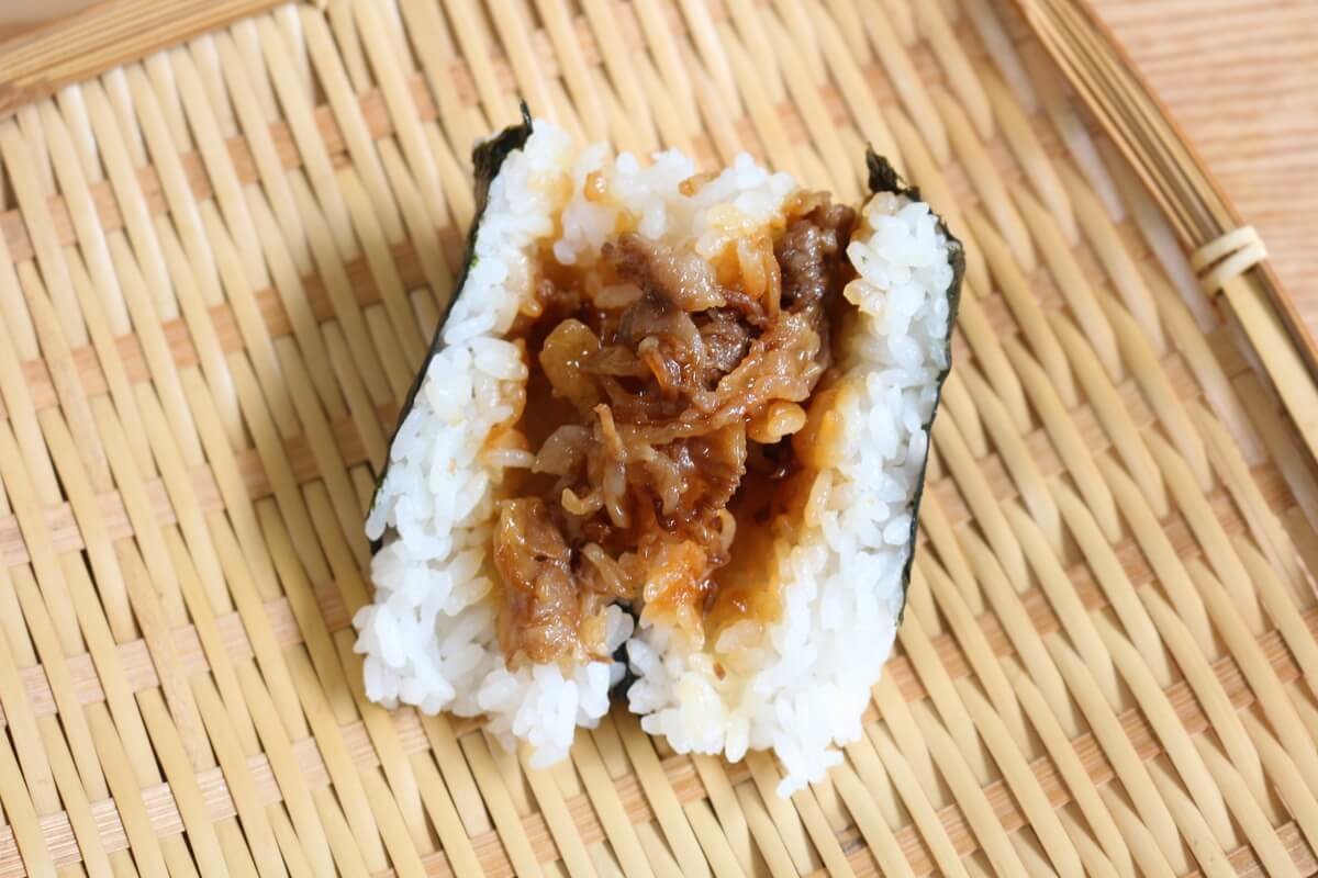 片手で食べる 神戸ビーフ って贅沢すぎる ローソン 肉焼き シリーズは間違いない美味しさ ヨムーノ