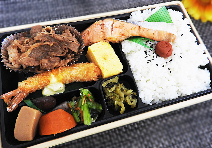 ほっともっと 特撰幕の内弁当 幕の内弁当 彩 鶏そぼろ弁当 実食レポ ヨムーノ