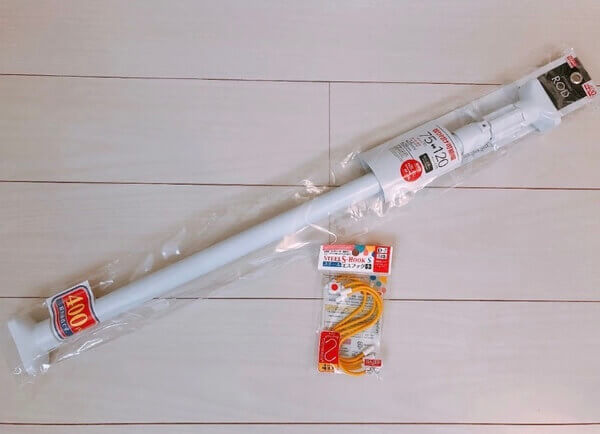 棚やカーテン用にはどれがいい ダイソー 突っ張り棒のサイズ 種類一覧 マネしたくなる収納アイデアも ヨムーノ