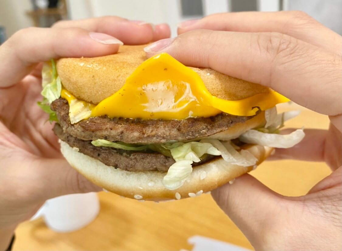 ハンバーガーを逆さま にして食べるとこぼさない ビッグマックで挑戦 ヨムーノ
