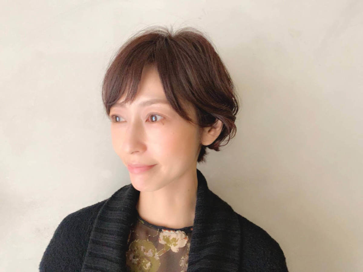 くせ毛を活かす 50代髪型カタログ ショートで手入れが楽 人気のウルフカットも ヨムーノ くせ毛を活かす 50代髪型カタログ ショートで手入れが楽 人気のウルフカットも ヨムーノ
