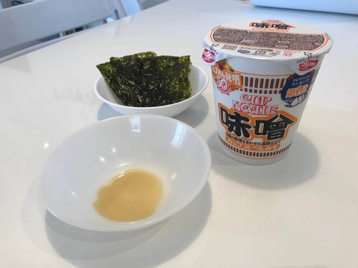 カップラーメンに生卵ドーン 空腹に命中 もう 熱湯注ぐだけじゃない 衝撃アレンジ2選 ヨムーノ