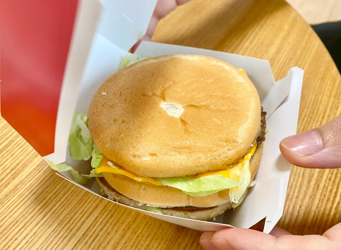 ハンバーガーを逆さま にして食べるとこぼさない ビッグマックで挑戦 ヨムーノ