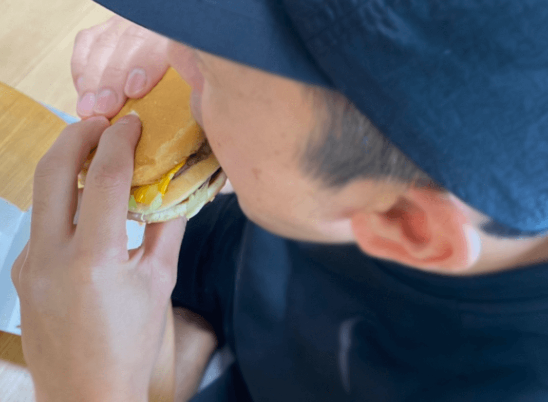 ハンバーガーを逆さま にして食べるとこぼさない ビッグマックで挑戦 ヨムーノ