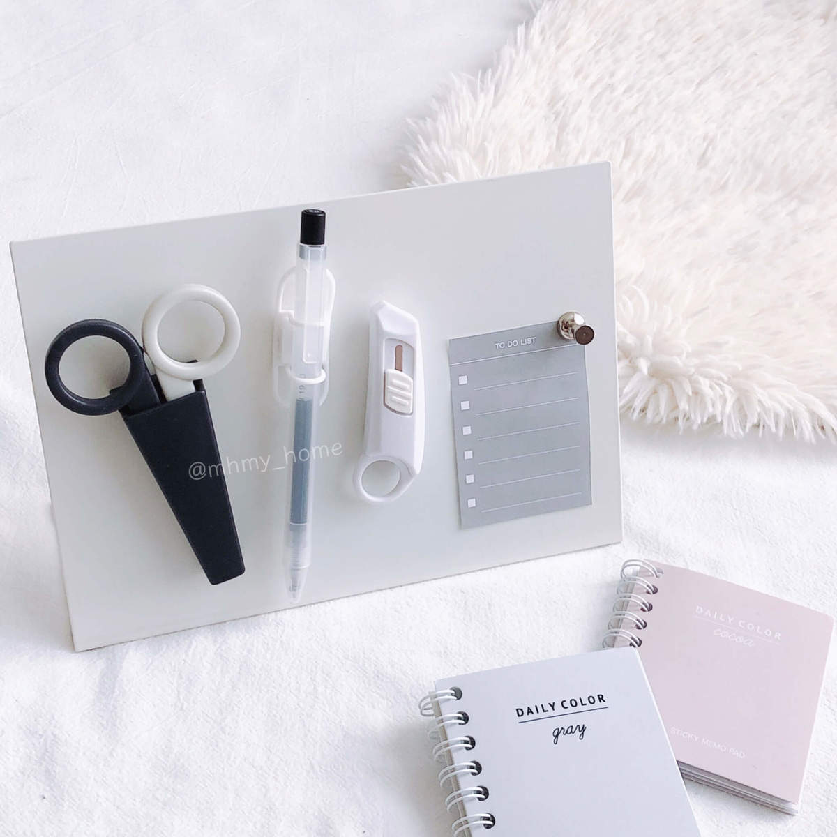 家中で大活躍 ダイソー 山実タワー激似 アイアンメモスタンド 収納からインテリアまで 使い方無限大 活用5選 ヨムーノ