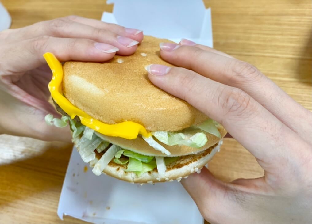 ハンバーガーを逆さま にして食べるとこぼさない ビッグマックで挑戦 ヨムーノ