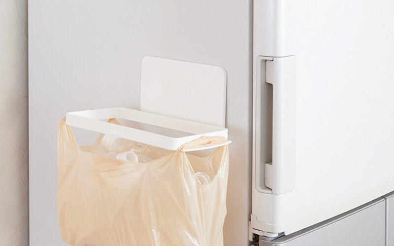 空のペットボトル 置き場問題解決 ゴミ袋ホルダー 冷蔵庫にピタッ 使わない時は畳める 欲しかったゴミ箱はコレ くふうlive