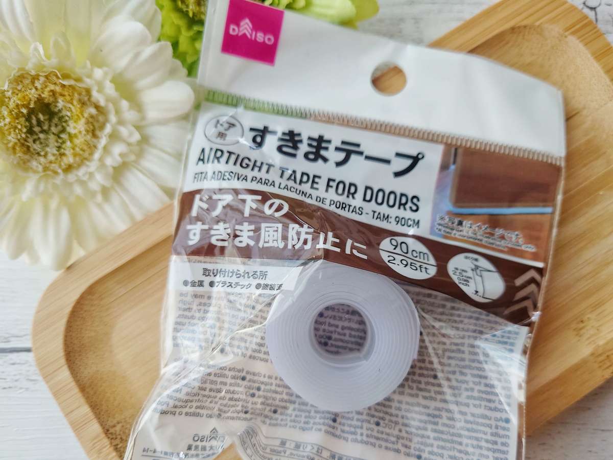 電気代がみるみる下がる ダイソー ドアに貼るだけです 節約アイテム3選 冬でも兼用ok ヨムーノ