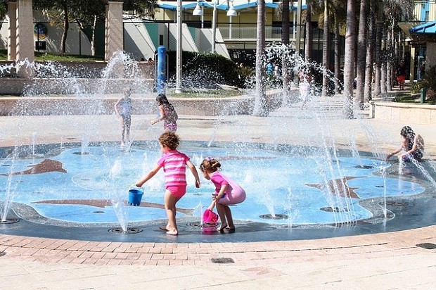 暑い夏の日はいろんな街の公園で水遊びを楽しもう！